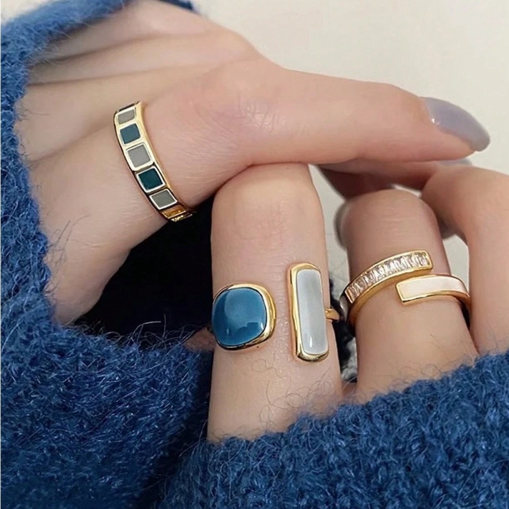Set of 3 adjustable stackable rings.